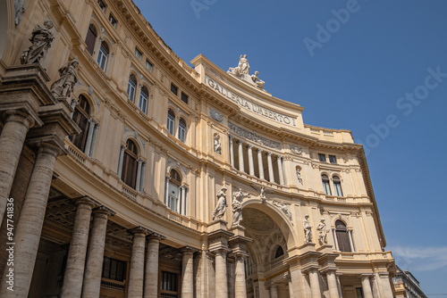 vue d'une partie de la façade extérieur de la galleria umberto à Naples, italie