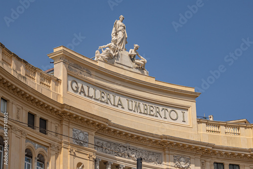 vue d'une partie de la façade extérieur de la galleria umberto à Naples, italie photo