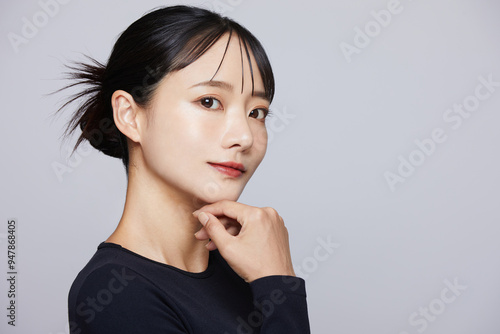 白背景で撮影をした若い女性のシックなメイクアップイメージ