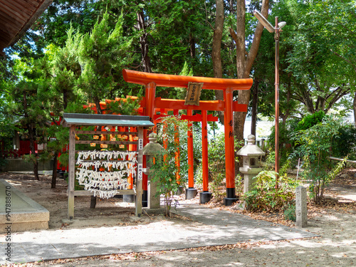 鮮やかな稲荷社の鳥居とお神籤 photo