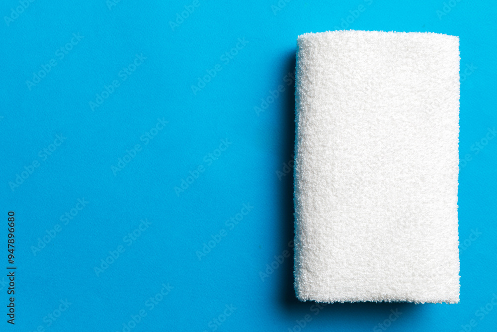 Obraz premium Top view of white towels with copy space on colored background