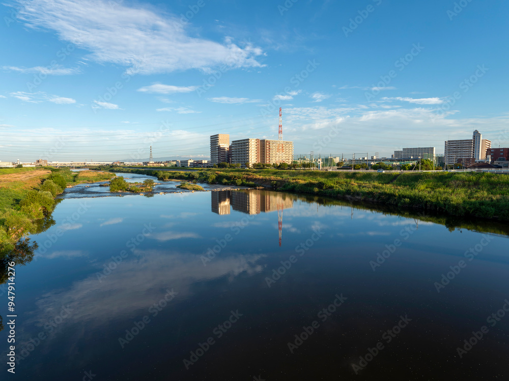 Naklejka premium 景色が映り込む大和川沿いの風景