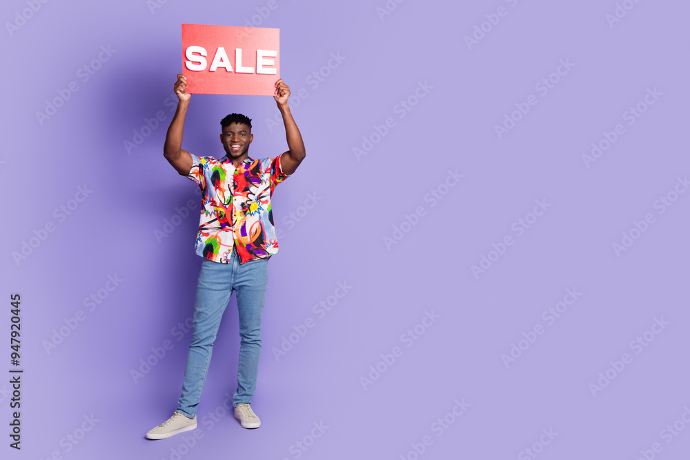 Obraz premium Full size photo of nice young man hold sale blank empty space wear shirt isolated on violet color background