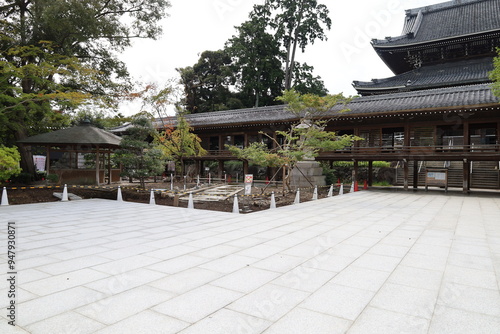 A Japanese temple : a scene of the precincts of Myogon-ji Temple in Toyokawa City in Aichi Prefecture 日本のお寺：愛知県豊川市にある妙厳寺の境内風景