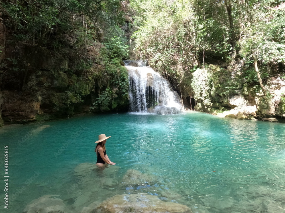 mulher nos poços azuis, em mambaí, goiás mulher nos poços azuis, em mambaí, goiás