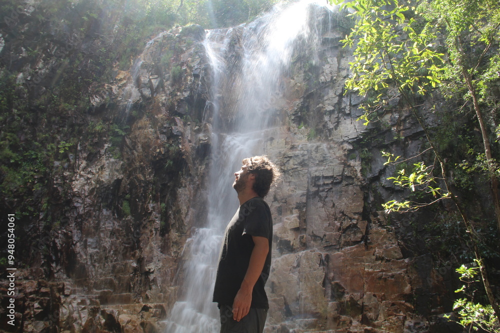 homem na cachoeira dos dragões, em pirenópolis, goiás homem na cachoeira dos dragões, em pirenópolis, goiás