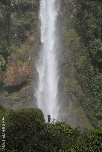 turista no salto do itiquira, em Formosa, goiás