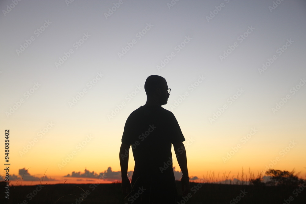 silhueta de homem no pôr do sol na Chapada dos Veadeiros, Goiás silhueta de homem no pôr do sol na Chapada dos Veadeiros, Goiás