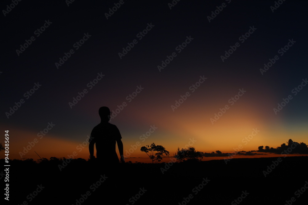 silhueta de homem no pôr do sol na Chapada dos Veadeiros, Goiás