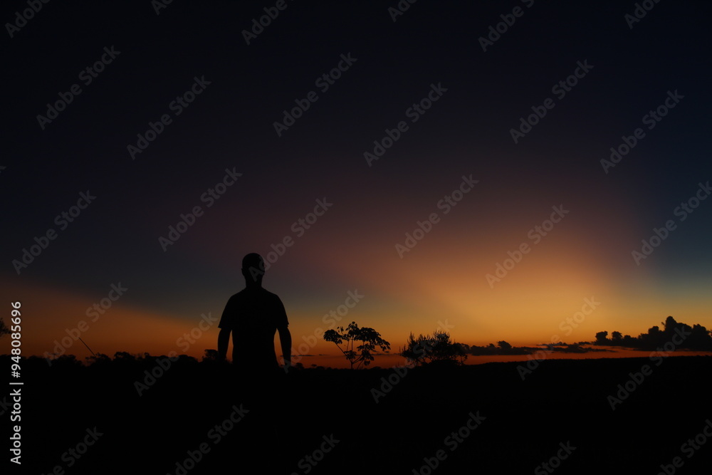 Fototapeta premium silhueta de homem no pôr do sol na Chapada dos Veadeiros, Goiás