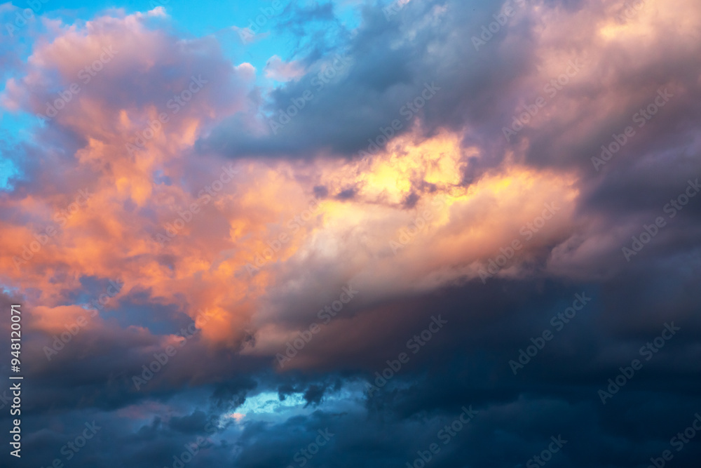 Naklejka premium stunning sky post-sunset with vibrant shades of pink and purple blending into a soft blue, creating a serene and picturesque twilight landscape