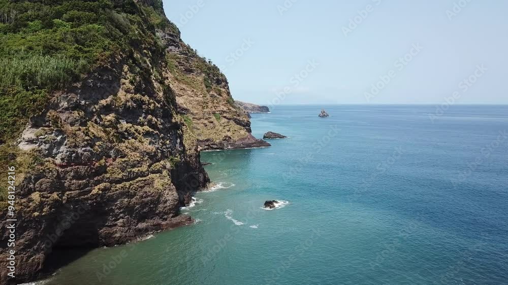 La baie d'Algoa flores sur l'île des Açores , avec une vue sur l'île de Corvo La baie d'Algoa flores sur l'île des Açores , avec une vue sur l'île de Corvo