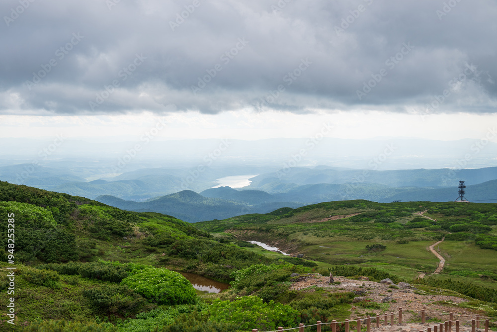 Naklejka premium 初夏の散策路から雲の下の下界を望む