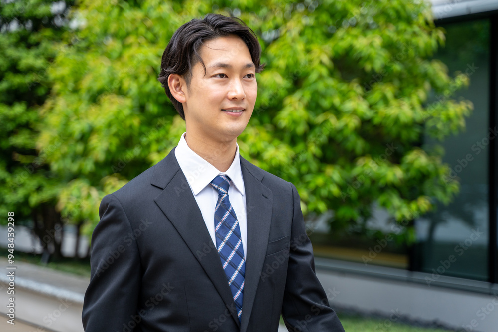 鞄を持って外回り営業する男性ビジネスマン 鞄を持って外回り営業する男性ビジネスマン