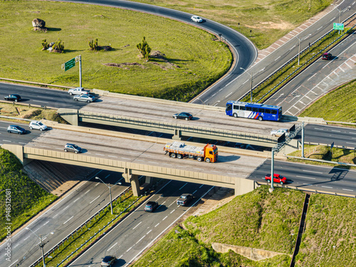 Rodovia Dom Pedro na altura da Avenida Mackenzie no bairro Vila Brandina. Visão aérea com tráfego na rodovia e rotatória.