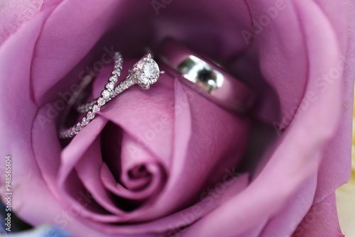 wedding rings with flower 