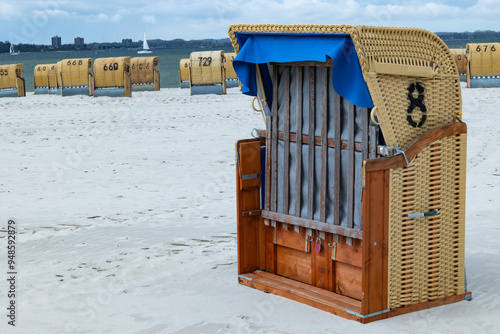 Leere Strandkörbe, Ostsee Sandstrand; Symbolfoto Tourismus Vorsaison oder Nachsaison photo