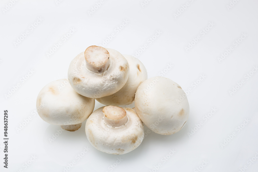 Fototapeta premium Grupo de champiñones blancos sobre fondo blanco