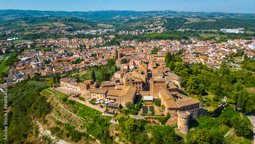 Obraz premium An aerial view of Certaldo, a charming medieval town in Tuscany, Italy, captured by a drone. Certaldo is known for its well-preserved historic center, characterized by ancient brick buildings
