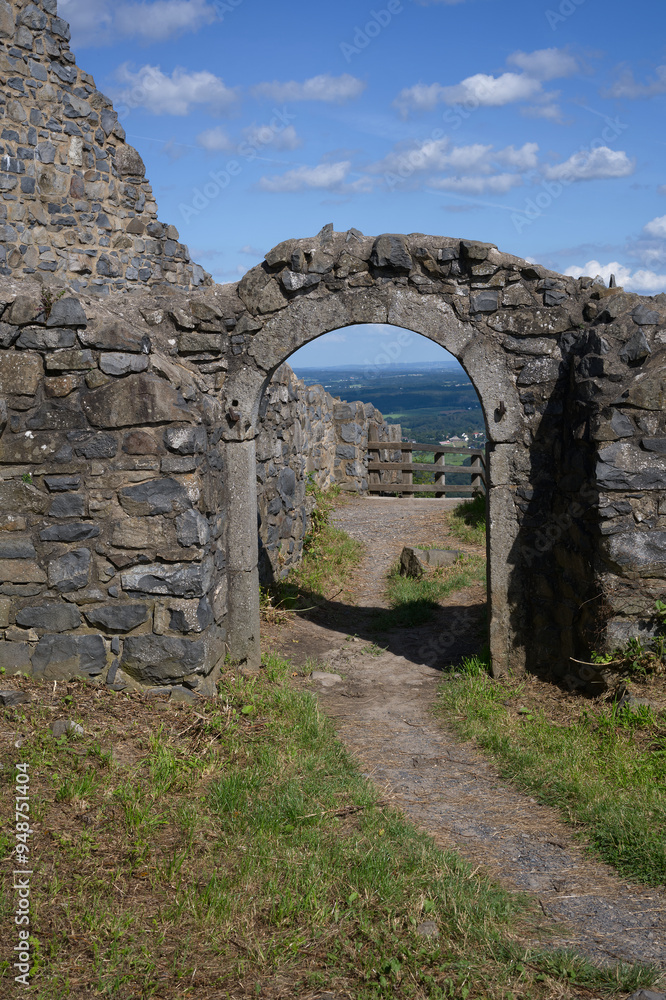 Torbogen in der Loewenburg im Siebengebirge im Rheinland. Torbogen in der Loewenburg im Siebengebirge im Rheinland.
