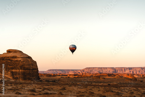 Luftaufnahme von einer Ballonfahrt zur goldenen Stunde von Schluchten, Klippen, Felsen und Felsformationen im Wüstenland AlUla Medina Saudi-Arabien 