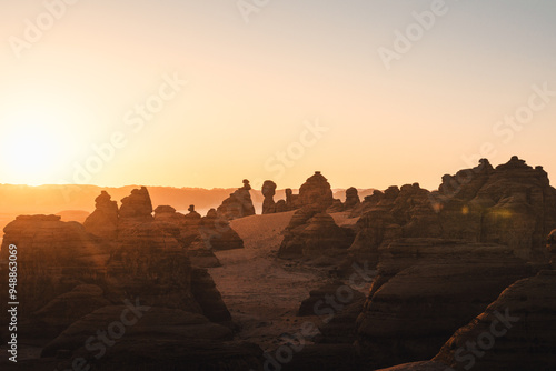 Luftaufnahme zur goldenen Stunde von Schluchten, Klippen, Felsen und Felsformationen im Wüstenland AlUla Medina Saudi-Arabien 