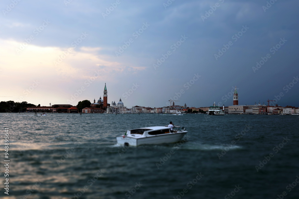 Boot fährt in den Sonnenuntergang von Venedig Boot fährt in den Sonnenuntergang von Venedig