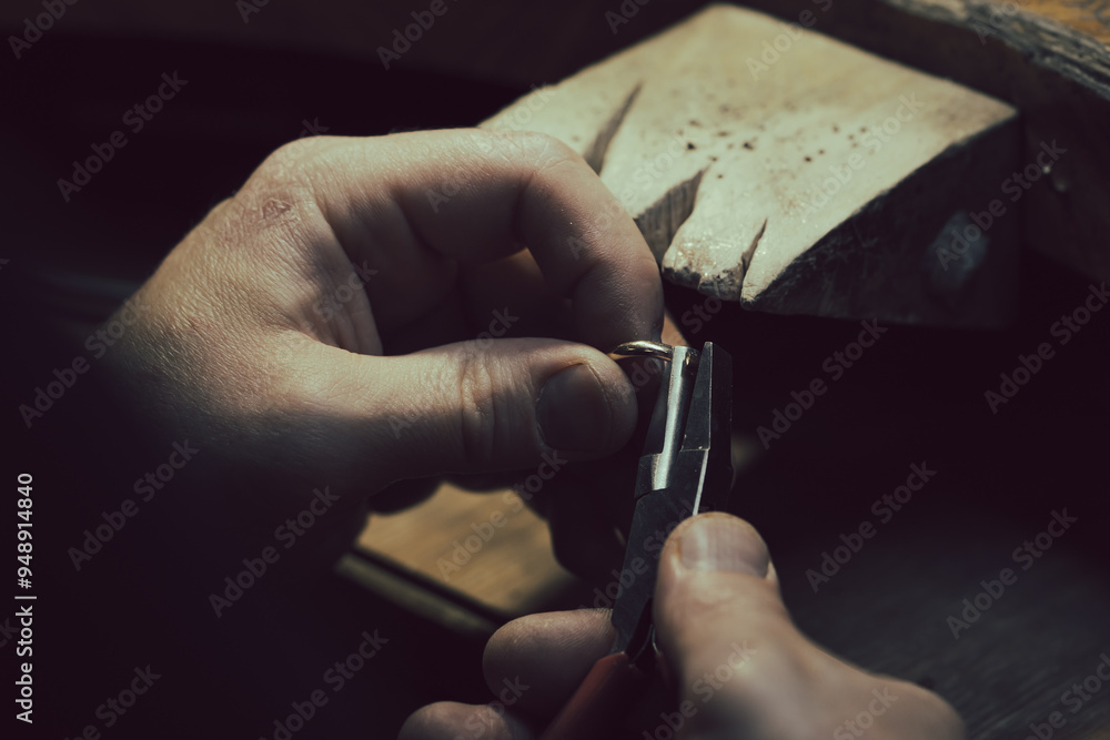 Φωτογραφία Hands of an artisan jeweler working jewelry. Jewelry Goldsmith