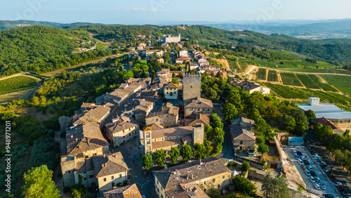 Fotografía An aerial view of Castellina in Chianti, a picturesque town in Tuscany's renowned Chianti wine region, captured by a drone