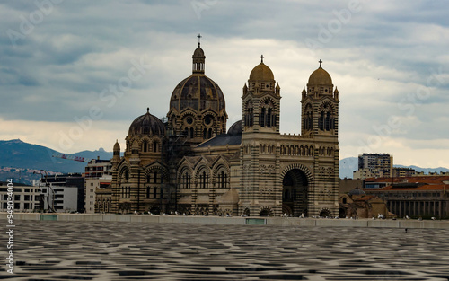 фотографія Basilique monumentale dominant une grande place urbaine