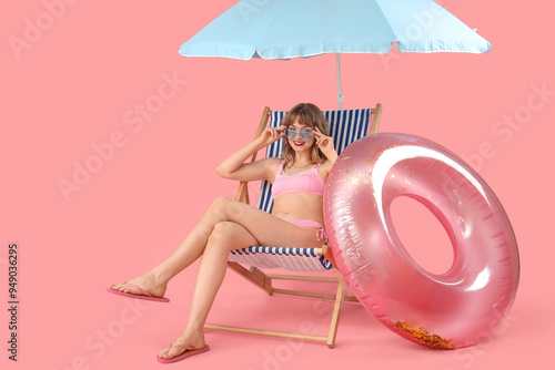 Young woman in deck chair w...