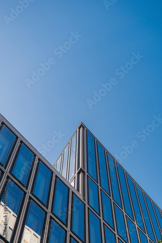 Gebäude vor blauem Himmel photo