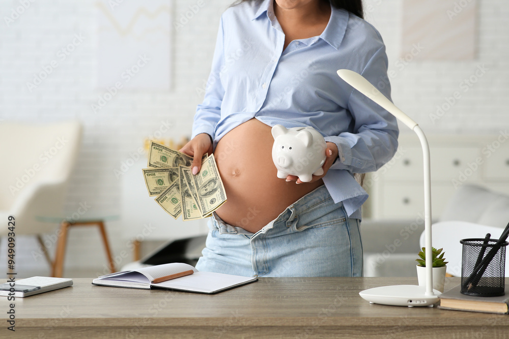 Φωτογραφία Young pregnant woman with piggy bank and money at home, closeup