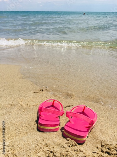 sandali rosa sulla spiaggia fronte mare