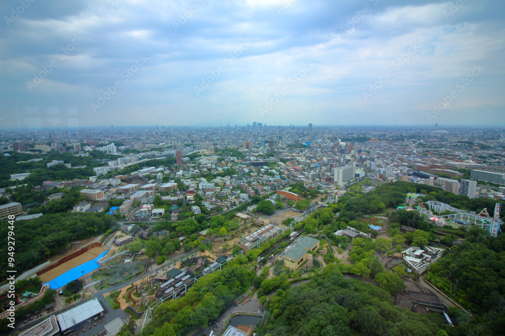 Fototapeta premium 曇天模様のもと街の風景