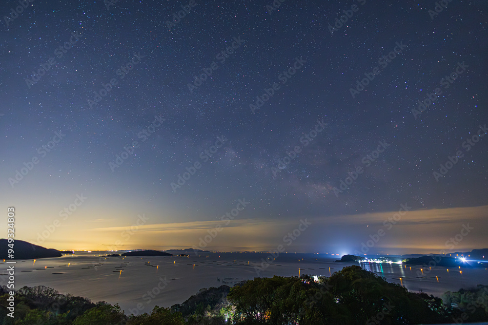 日本の岡山県の瀬戸内海に浮かぶ美しい星空 日本の岡山県の瀬戸内海に浮かぶ美しい星空