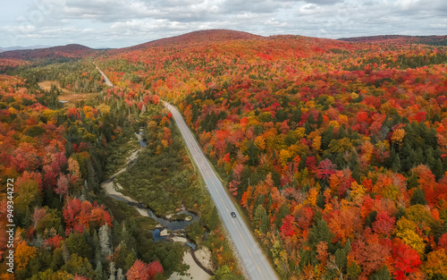 Konstfotografi Car Drives on Scenic Byway New England in Autumn