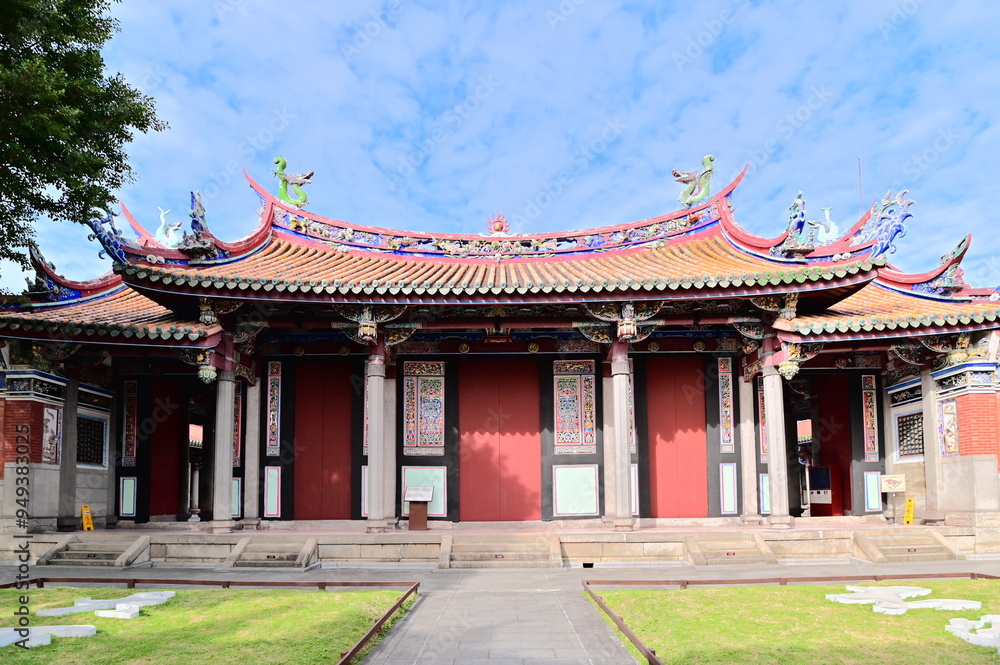 Fototapeta premium Daytime view of the Yi Gate (Da Cheng Gate), located in front of the Dacheng Hall at Taipei Confucius Temple. Closed except during ceremonial events.