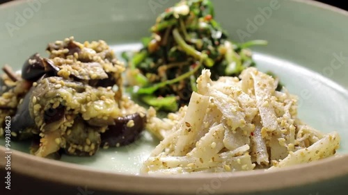 도자기 접시에 담긴 가지볶음과 도라지 무침 등 다양한 나물 요리