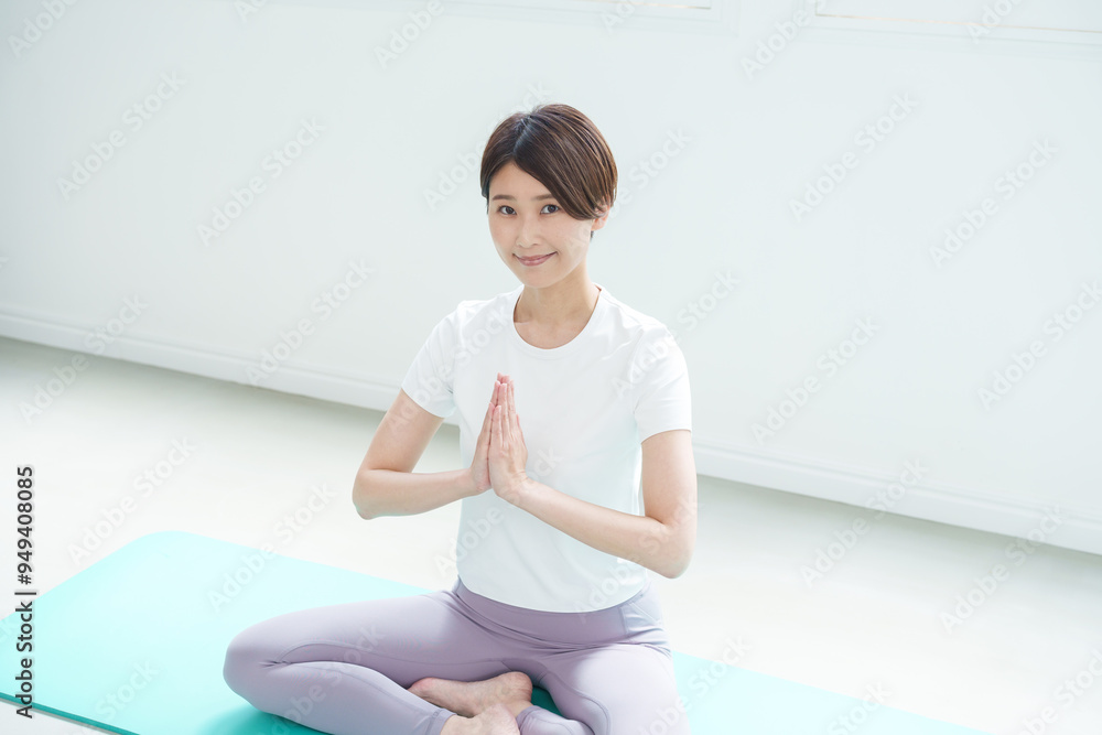 Fototapeta premium ヨガをするミドル女性