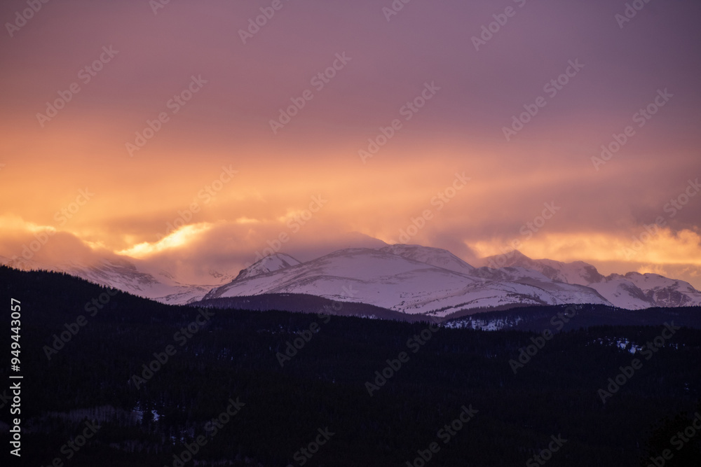 Fototapeta premium Sky alight with color in the colorado rocky mountains