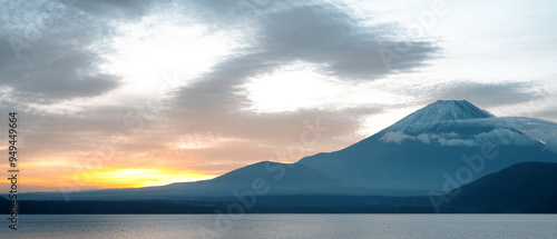 日の出前の富士山