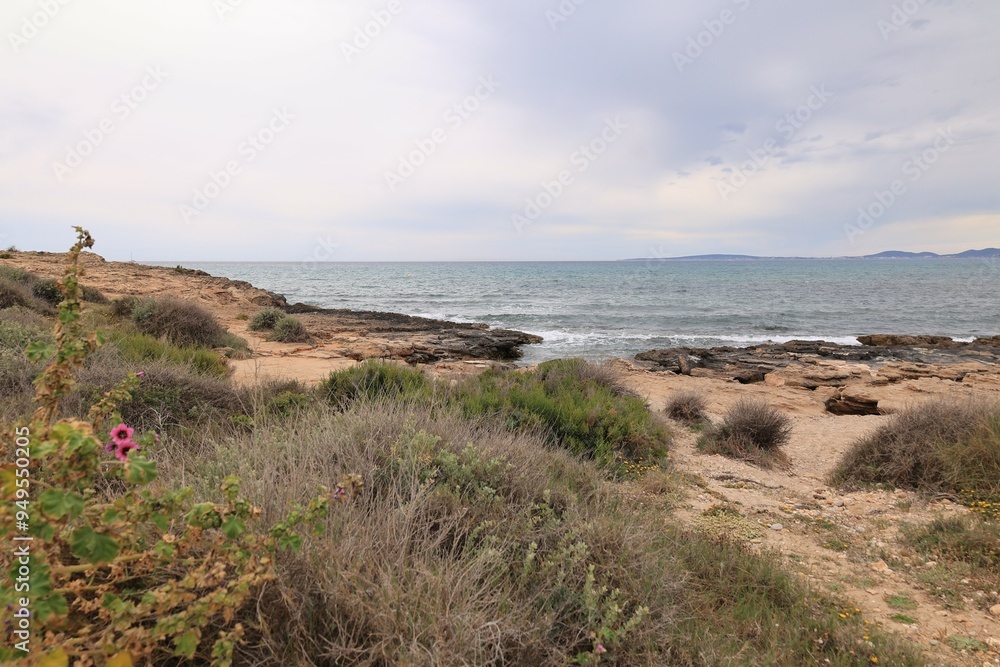 Blick auf die Küstenlandschaft des Mittelmeeres bei Palma de Mallorca Blick auf die Küstenlandschaft des Mittelmeeres bei Palma de Mallorca