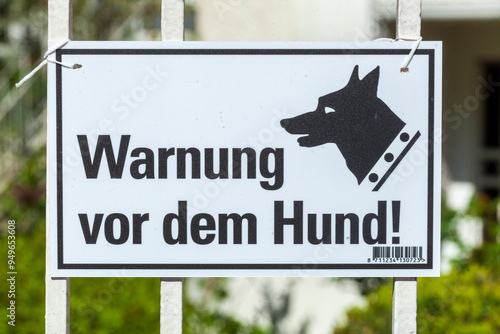 Schild Warnung vor dem Hund, Bissiger Hund an einem Gartenzaun, Deutschland photo