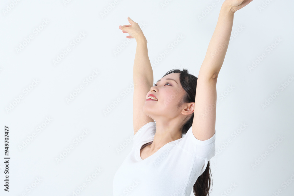 バレエのようなポーズをとる20代の女性