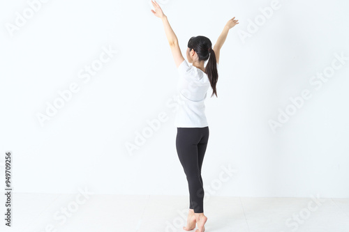 バレエのようなポーズをしている20代の女性