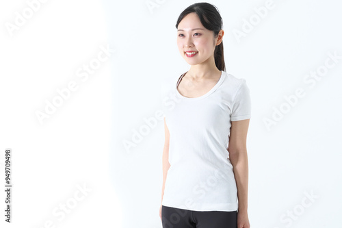 Tシャスにスパッツ姿の20代の女性
