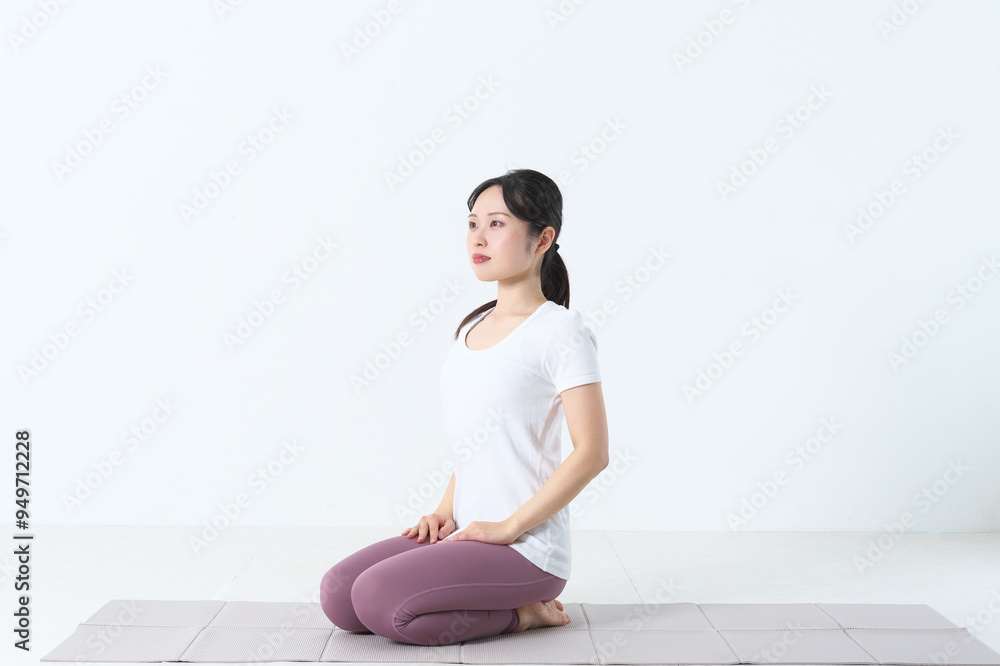 Fototapeta premium 正座をしているヨガウェアを着た20代の女性