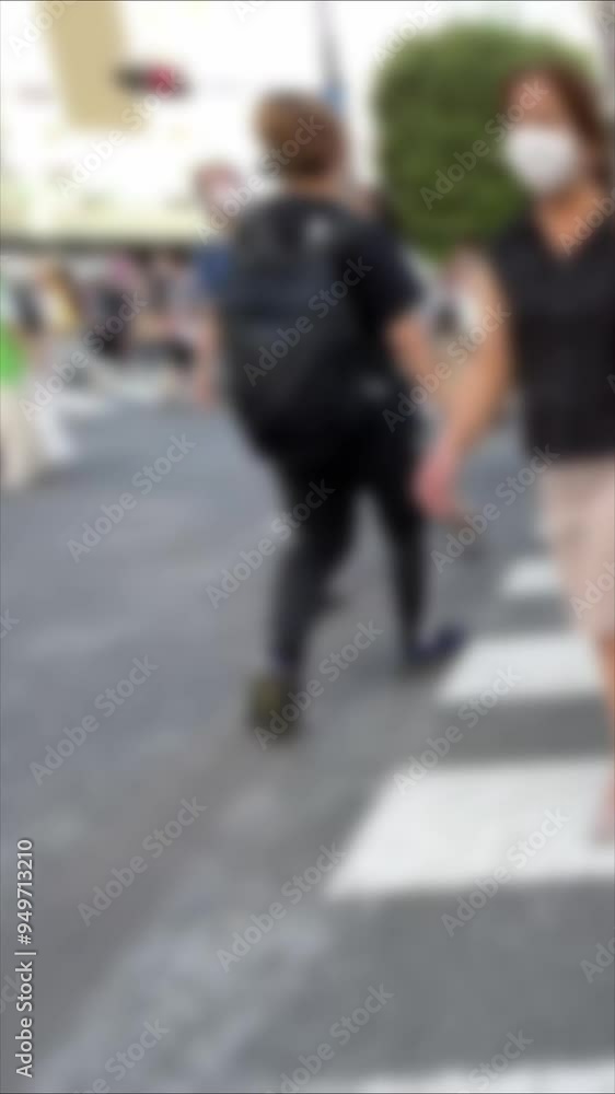 東京都市風景イメージ　たくさんの人々　ぼかし　スロー　渋谷区　縦型動画　サイネージ
