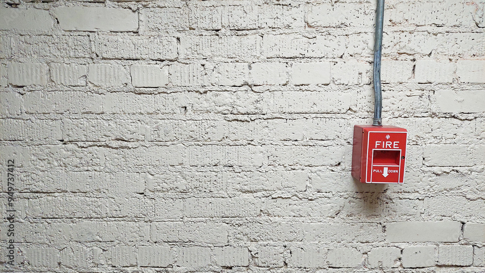 roter Feuermelder auf weißer Backsteinwand roter Feuermelder auf weißer Backsteinwand